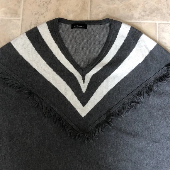 Grey poncho - Picture 2 of 9